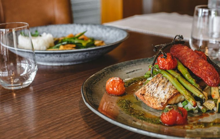 7 Common Mistakes People Make When Eating Out