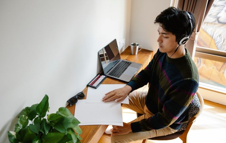How to Sharpen Focus in a World of Distractions